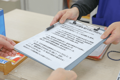 カウンセリング表を渡す様子